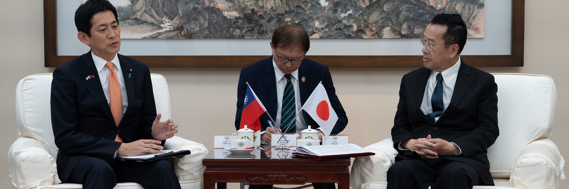 顧部長接見日本眾議院議員　深化交流合作